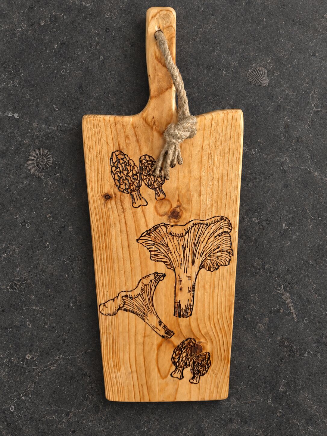 Handgemaakte houten serveerplank met een in het hout gebrande tekening van cantharellen.